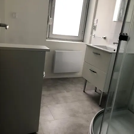 3 Situe A 700 M De La *